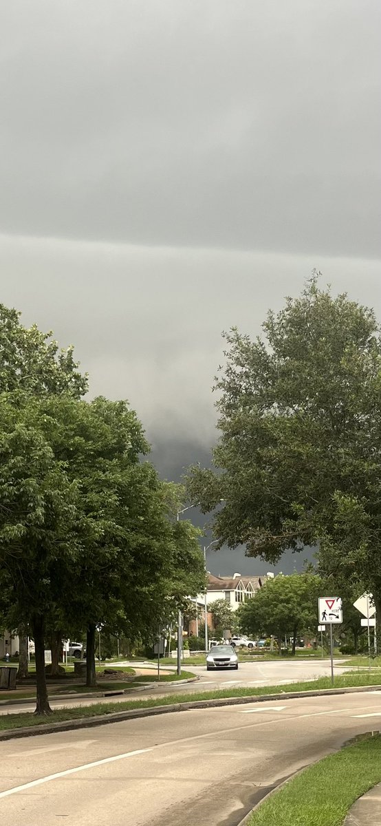 MelBen422's tweet photo. What the sky looked like in #RiceMilitary before the storm officially rolled in

#HoustonWeather #ThunderRolls https://t.co/oVk0CYxS2I
