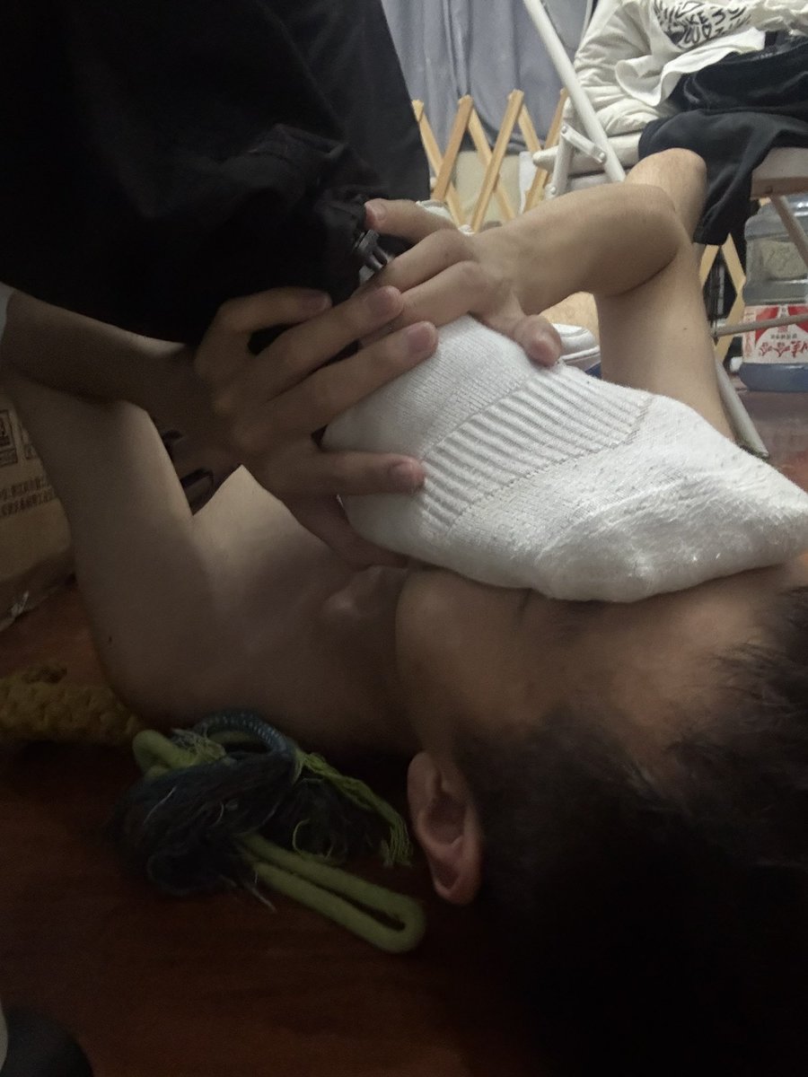 狗子说喜欢臭脚  穿了一周的鞋袜   被爹踩在脚下努力的呼吸   屏幕后的贱狗们 也想被爹的大臭脚踩吗