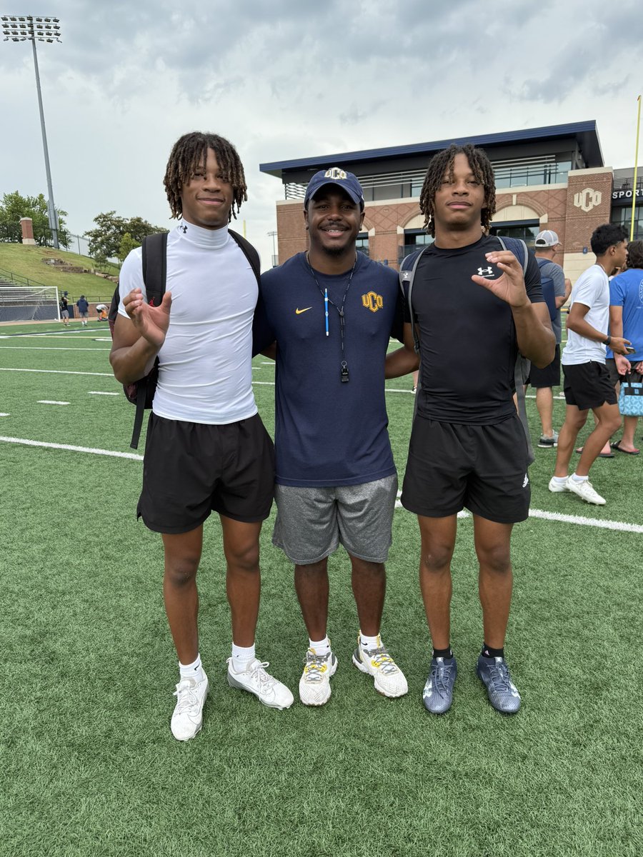 JeremiahFlash's tweet image. Had a great time this weekend at @ucobronchofb thank you @CoachJohnston21 for the invite and giving me great tips can’t wait to be back for a game day
@CoachJDCary @coachcruz_TMHS @Football_TMHS