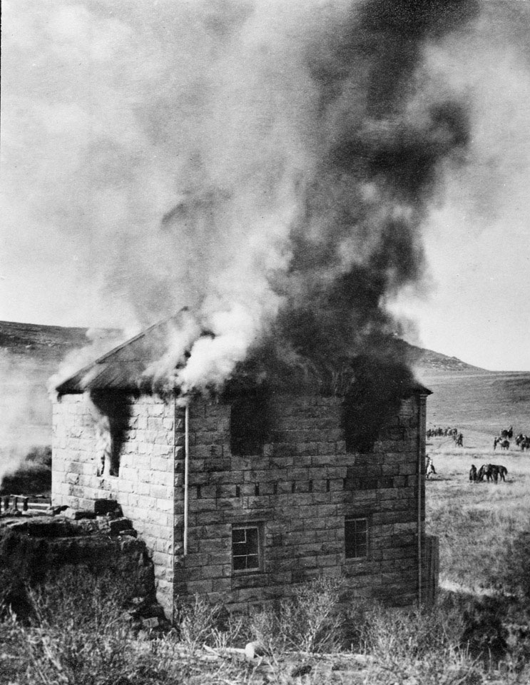16 June 1900 Lord Roberts issued the scorched earth policy.
Homesteads and whole towns were burnt down. In this way almost all Boer homesteads – about 30 000 in all – were razed to the ground and thousands of livestock killed. Women and children were placed in concentration