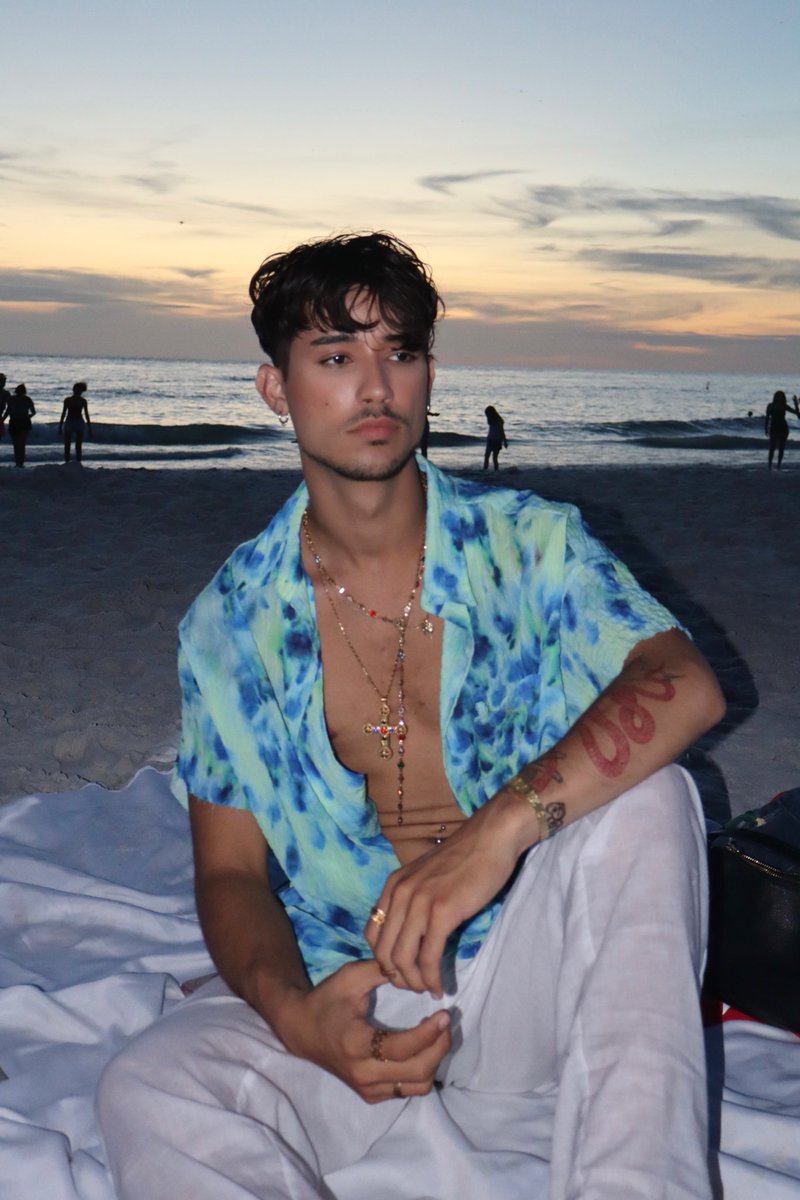 aaronrrey's tweet image. my safe space 🌅🩵