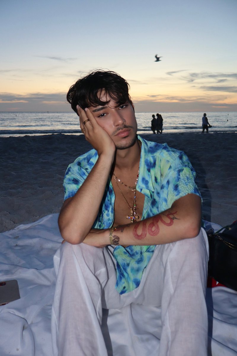 aaronrrey's tweet image. my safe space 🌅🩵