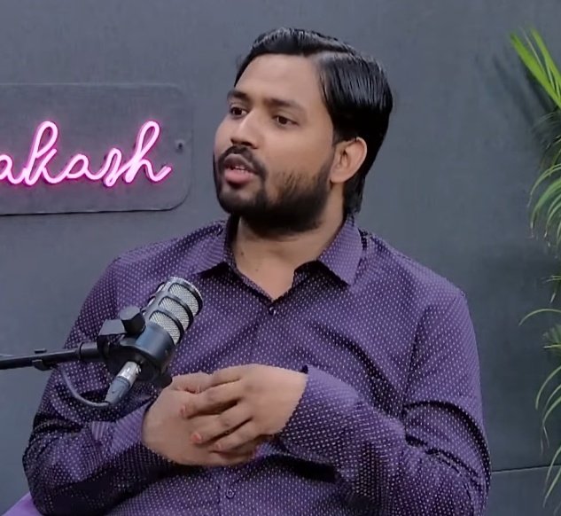 स्मिता प्रकाश: आजादी के बाद नेहरू की जगह सरदार पटेल को प्रधानमंत्री बनाना चाहिए था?

खान सर: पहली बार चुनाव हुआ 1951 में और सरदार पटेल का निधन हुआ 1950 में तो उन्हें कैसे प्रधानमंत्री बनाया जा सकता था।

स्मिता प्रकाश: आजकल के बच्चे नेहरू और गांधी जी की आलोचना करते हैं?

खान सर: