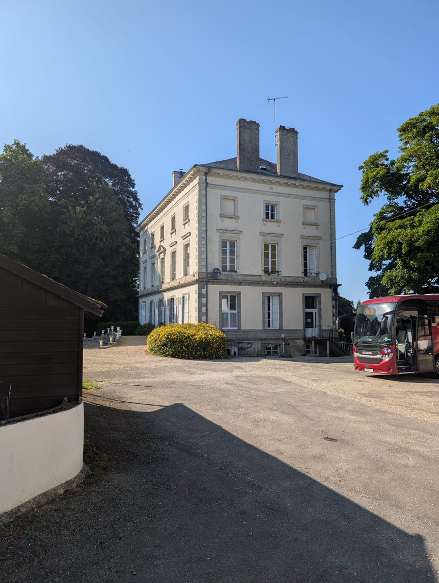 😊🥐🇫🇷Petit déjeuner au château ce matin pour nos troupes écossaises en France. Le soleil est au rendez-vous aussi! Après beaucoup d'heures dans le bus, une bonne nuit de sommeil servira de tremplin à une semaine riche en aventures!