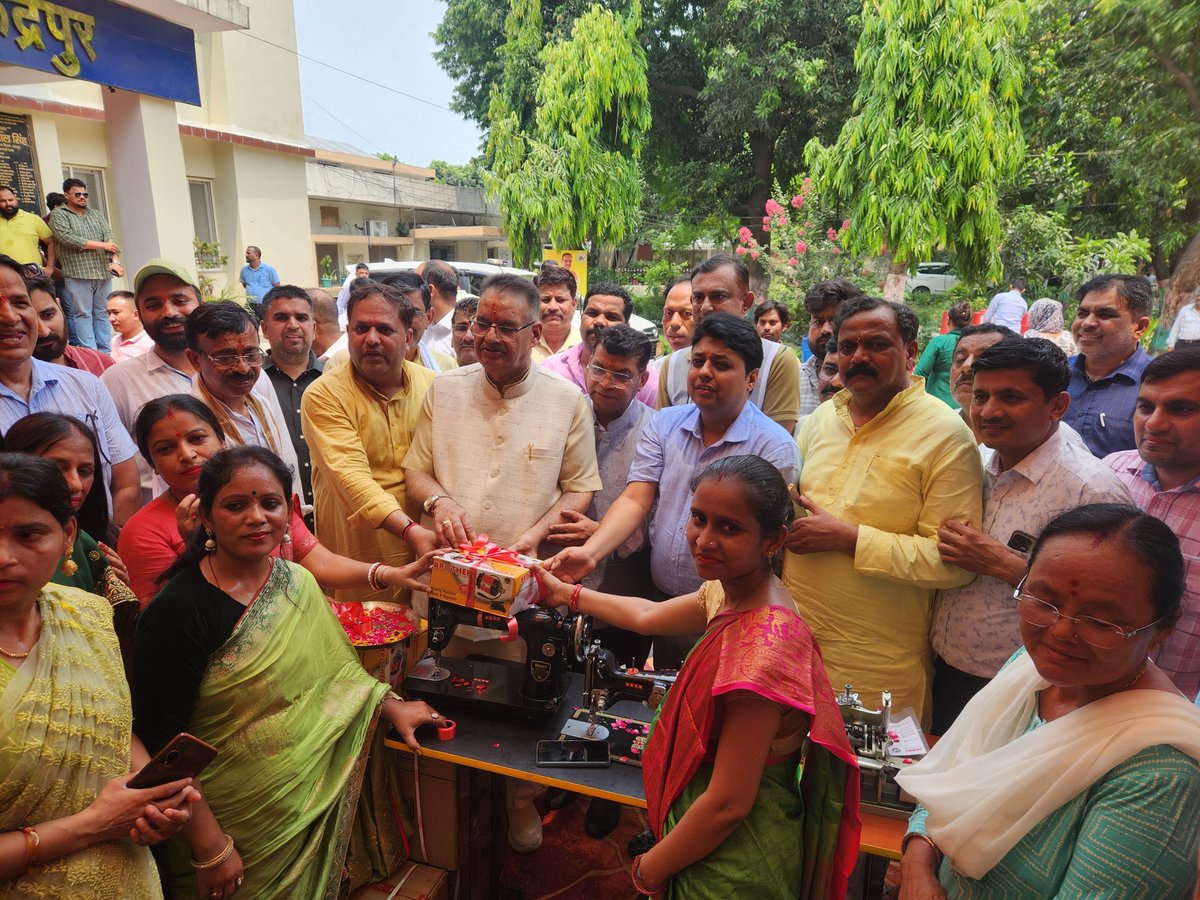 नारी सशक्तिकरण की दिशा में एक और कदम..."
विकसित भारत के 11 साल पूर्ण होने के उपलक्ष्य में नगर निगम द्वारा सिलाई मशीन वितरण कार्यक्रम आयोजित किया गया।
इस अवसर पर महिलाओं को आत्मनिर्भर बनाने के लिए उन्हें निशुल्क सिलाई मशीनें वितरित की गईं।