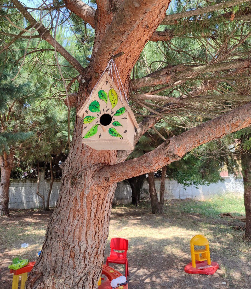 Serdivan Şehit Ali Borinli Özel Eğitim Meslek Okulu öğrencilerimizin el emeğiyle hazırladığı kuş evlerini, 5 ilçemizdeki okul bahçelerine yerleştirdik. 🪺🦜

Sevgiyle hazırlanan bu evler, minik dostlarımıza yuva olurken özel bireylerimizin topluma katılımına da katkı sağladı. ❤️