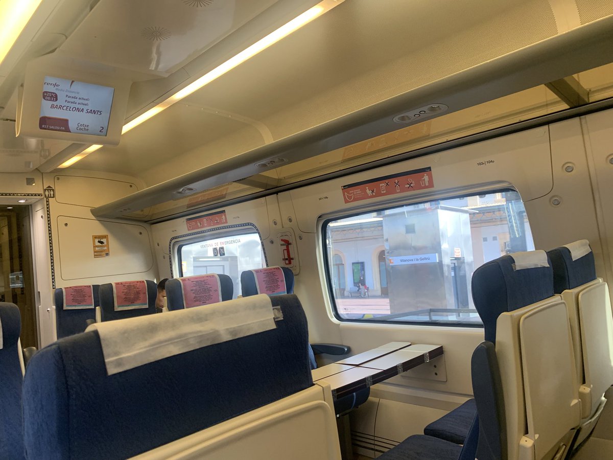 Qualitat de servei @renfe: el tren para a una estació que no era prevista, i per la pantalla d’informació interior ens teletransporten a Barcelona
