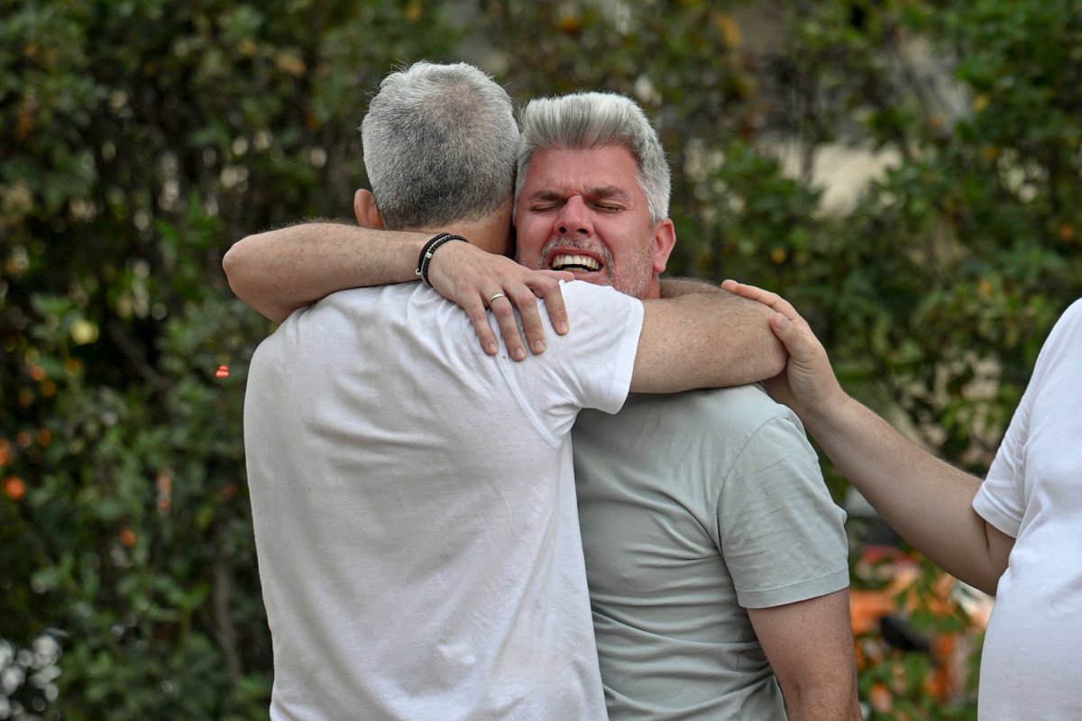 הבוקר, זירת הפגיעה הישירה של הטיל האיראני בבניין במרכז. 
אזרחים חולצו המומים וכואבים, מבינים שיקיריהם עוד בין ההריסות.