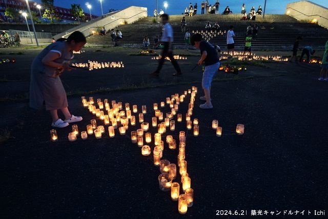 chikkosunset's tweet photo. 絶景の赤レンガ広場、いつもはただ広い場所ですが、こうやって彩りを添えると魅力が倍増します。景観の力。6月夏至の夜6時赤レンガ広場で会いましょう。築光キャンドルナイトはみんなで灯りを灯します。#片付けもお願いします🙇

#キャンドルナイト #スカイランタン #夏至 #赤煉瓦 #大阪 #天保山 https://t.co/vwHD41G3It