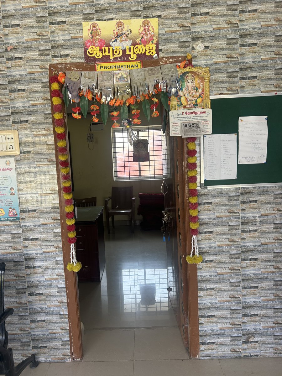 Professional Tax கட்றதுக்கு மூனு மாசமா அலையுறோம்.. ஆனா கட்ட முடில.. எப்ப போனாலும் ஆள் இருக்கறதில்ல. ஆன்லைன் வசதியும் இல்ல..இந்த டேக்ஸ் கட்டாம கம்பெனிக்காரன் பேமேண்ட் தர மாட்றான்.. இந்த ஆபீஸ் க்ளெர்க் எப்பவுமே வர்தில்ல போன் பண்ணாலும் எடுக்கறது இல்ல