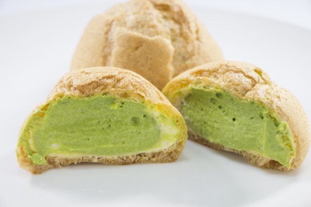 6月19日は『 #抹茶シュークリーム』のご紹介！

クリームの甘さと
抹茶の苦みと風味がたっぷり味わえます♪

シュー生地に抹茶チョコレートがコーティングされているものも抹茶をより堪能出来ますね＾＾

生クリーム、あんこ、栗、との相性も◎