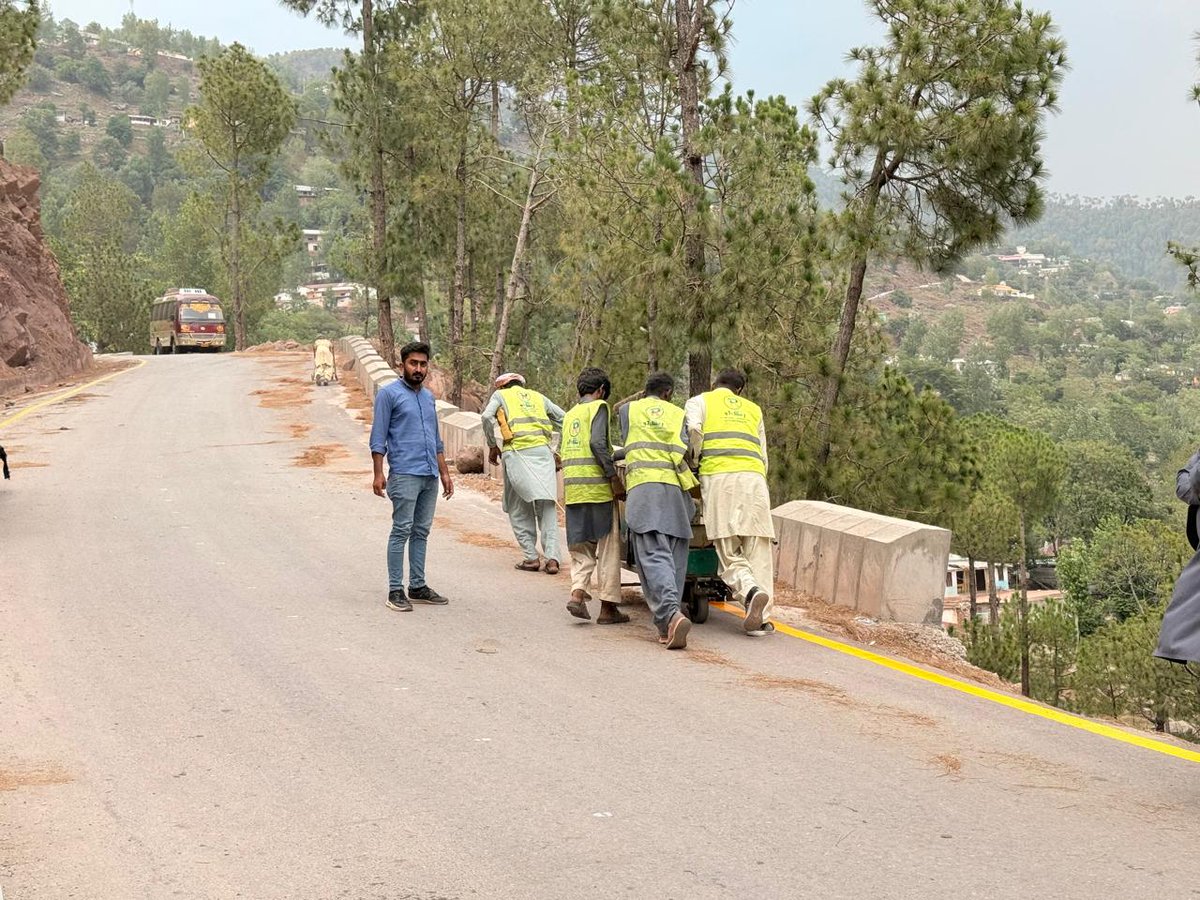 #سڑکیں_بحال_پنجاب_خوشحال
Under Chief Minister Roads Restoration Program and #MurreeDevelopmentProgram construction of Road from Bostal Mor to Expressway to RMK at Brewery including link to Lawrence College (Length 10.70 km) Tehsil and District #murree
#roadsrestorationprogram