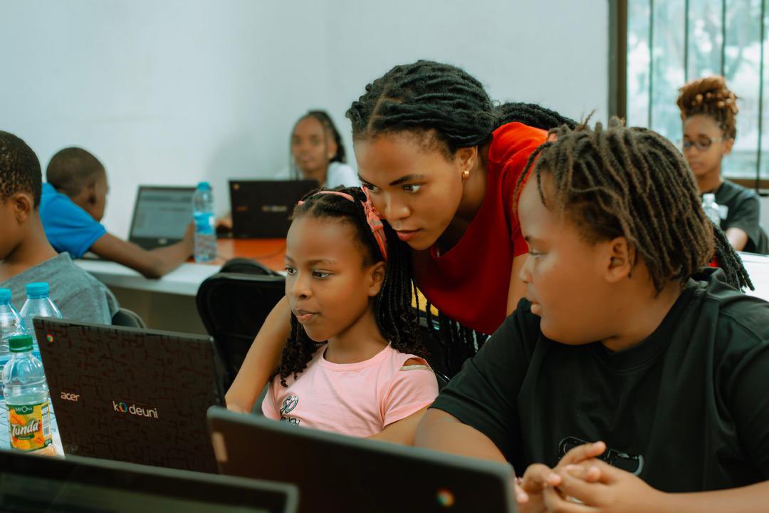 Unatakiwa kufahamu kua knowledge ambayo mwanao atapatiwa ndani ya <a href="/KodeUniKids/">KodeUni</a> ni ya hali ya juu mno

Walimu na wakufunzi ambao wanawafundisha watoto coding, kutengeneza game na computer skills ni wabobevu sana

Mwandikishe mwanao sasa ili apate ujuzi wakidijitali
Darasa litaanza
