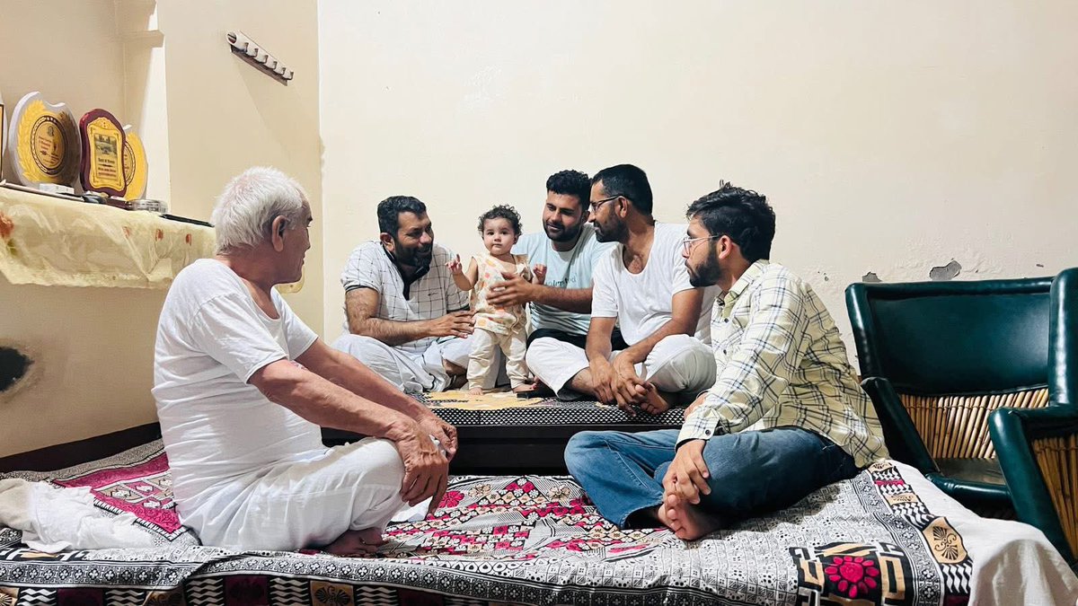 चार पीढ़िया एक साथ शाम की हिताई में 
#बलवानपुनिया #bhadra #Rajasthan #india #इंडिया