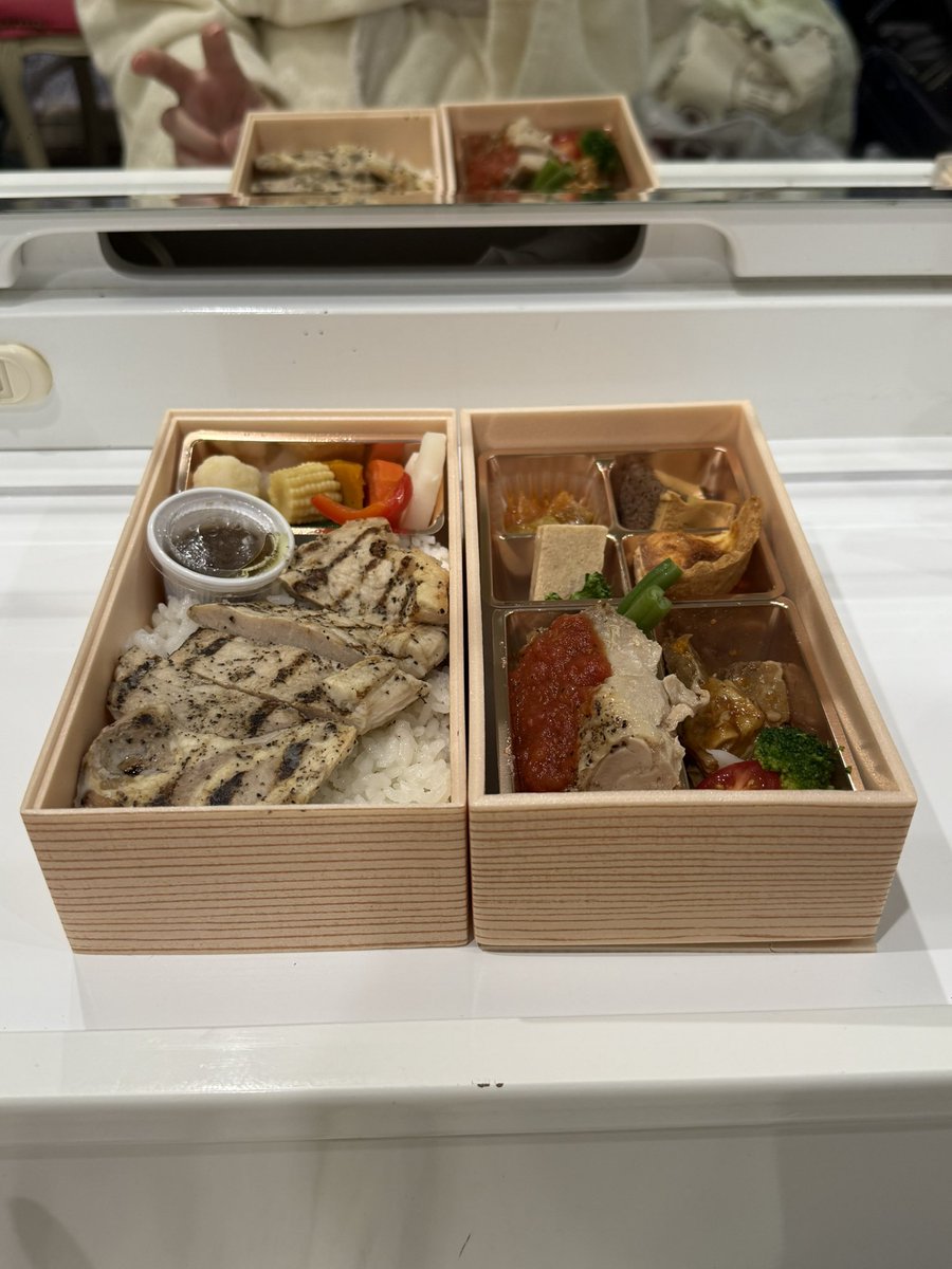 本日のお昼だよりです🍱
おかずをみて選んで2段目を開けたらご飯にもお肉が！すごいー！