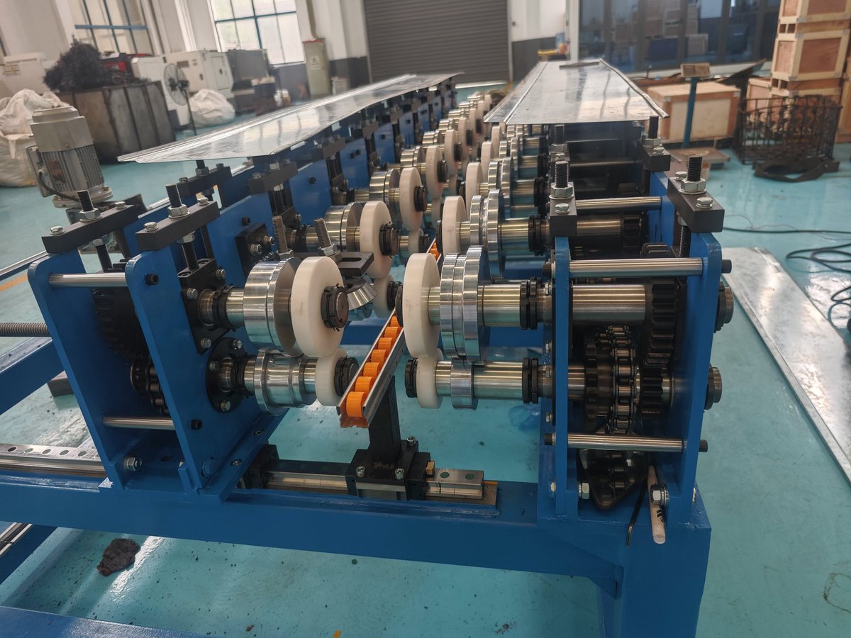MaxonTec's tweet image. A simple width adjustable roll forming machine passed FAT and is now ready for shipping to USA. #rollformingmachine #rollformer #chinesefactory #metalfabrication #metalforming