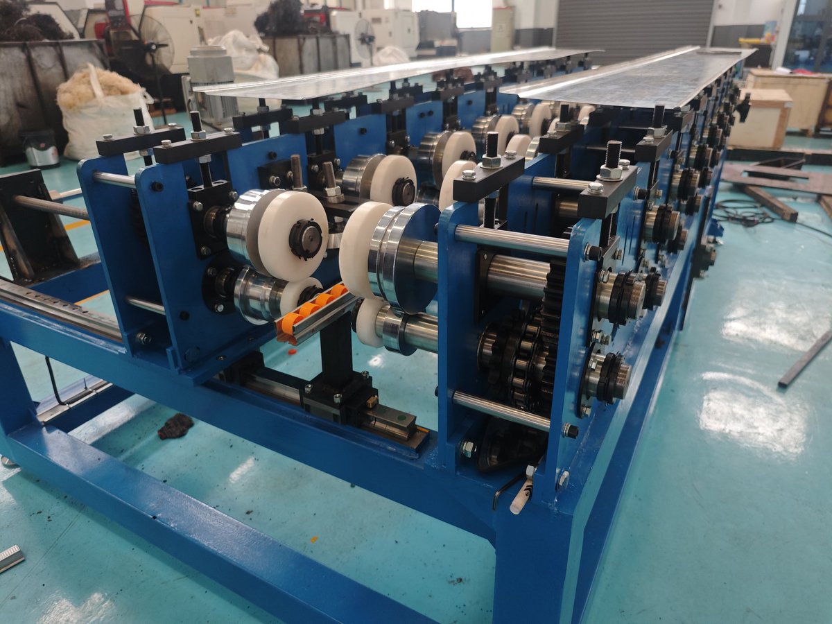 MaxonTec's tweet image. A simple width adjustable roll forming machine passed FAT and is now ready for shipping to USA. #rollformingmachine #rollformer #chinesefactory #metalfabrication #metalforming