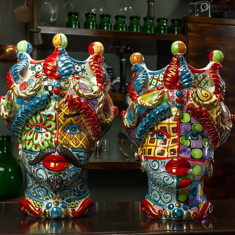 Teste di Moro Ceramica siciliana Caltagirone Sicily art 45 cm

Decorazione: Multicolor
Finiture oro 24k
Dimensioni: L 27 cm x H 45 cm
Realizzate e dipinte a mano
Particolari in finitura madreperla
ceramichecaltagirone.com/it/teste-ceram…