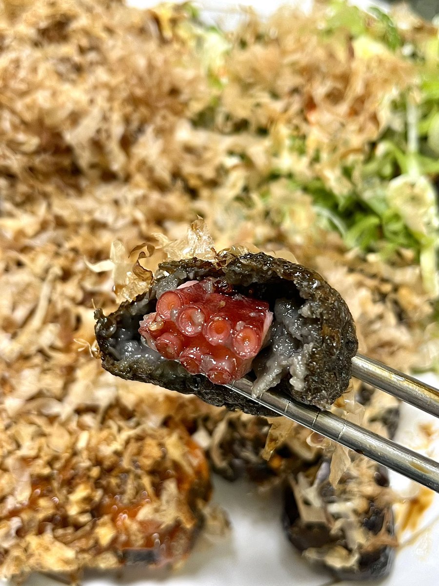 bab_restaurant's tweet photo. 대파 잔뜩 올려줘서 한낫뚜 안느끼하고 그냥 계속 먹음.. 글고 한국에서 >진짜<대왕 문어를 넣어주는 타코야끼는 첨 봄😳 (시골이슈일지도)

진주에 타코야끼 맛집이 없어서 트럭오는날만 목빠지게 기다렸는데 이젠 갤러리아 타코붐으로 가면 되,.🫰🏻

📍용산 아이파크몰에서도 팝업 진행 중 !! https://t.co/PQoMjW8sIG