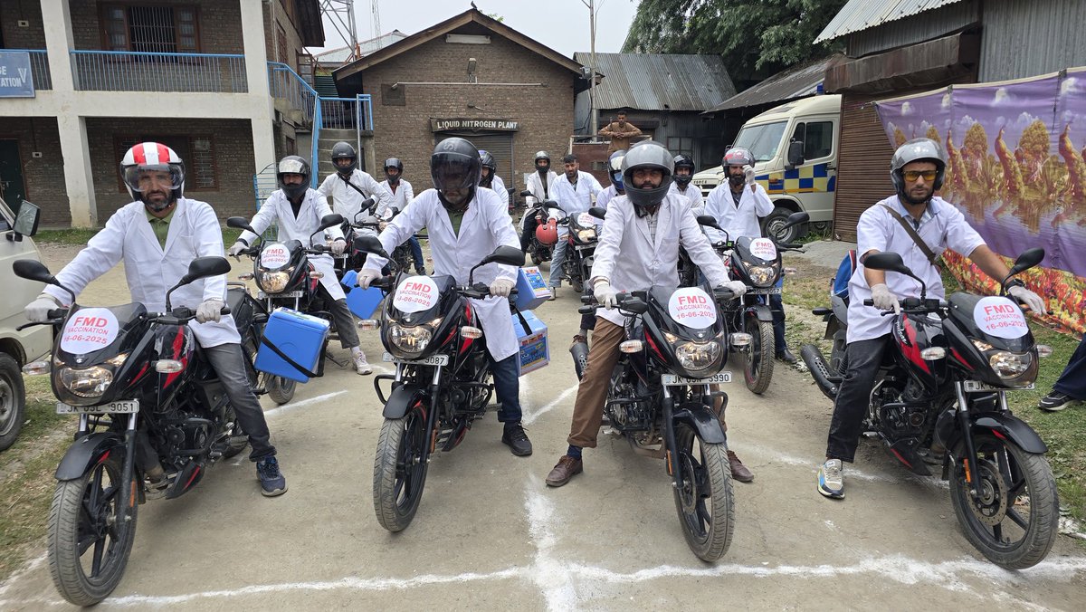 DCBaramulla's tweet image. 2-month #FMD Vaccination Drive under #NADCP launched in B'la. DC B'la @mingasherpa flagged off a fleet of 15 bikes with vaccine kits to cover remote areas, handed over kits to staff &amp;amp; inspected Distt Veterinary Hospital facilities.
@Dept_of_AHD
@OfficeOfLGJandK
@CM_JnK
@diprjk