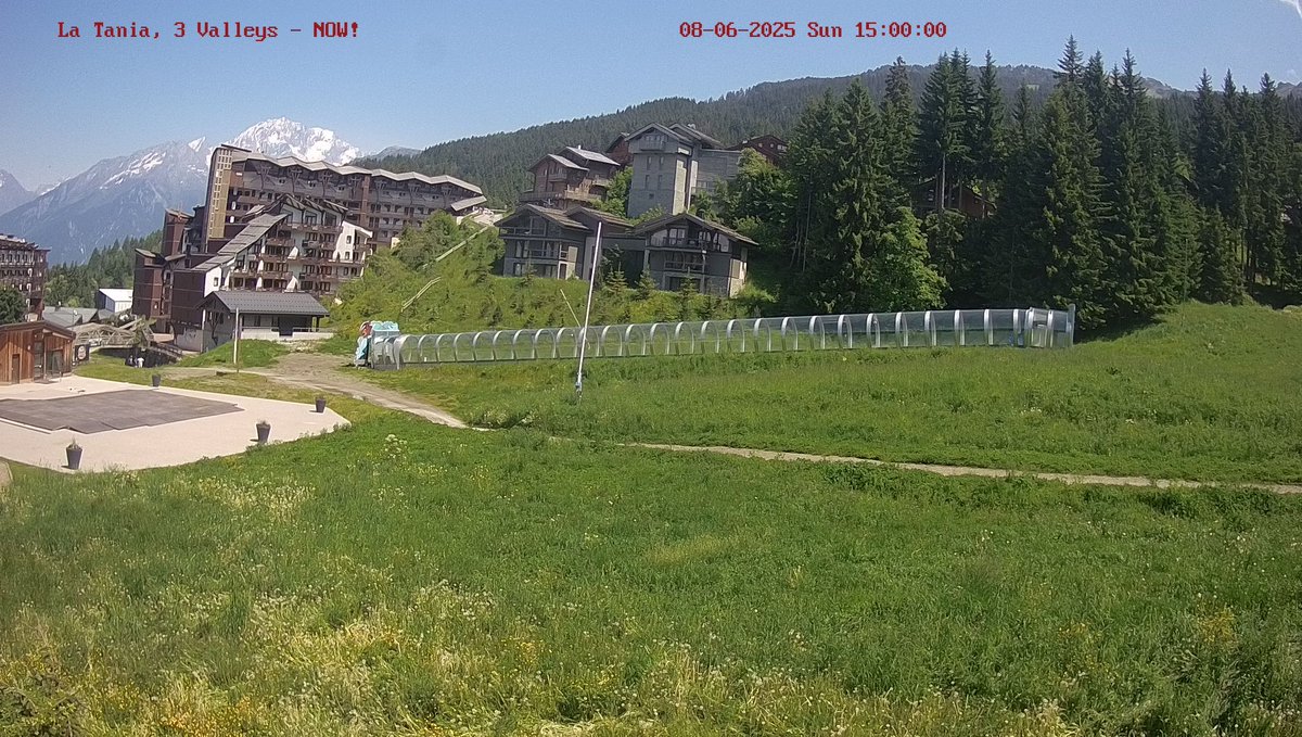 #LaTania Swimming Pool getting prep'd for Summer. How's your Monday morning going?
