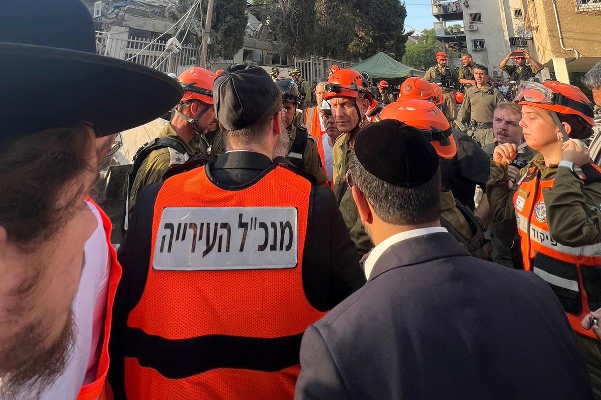מפקד פיקוד העורף הגיע הבוקר לזירת הנפילה בבני ברק.
הלוואי שיחליט לצאת לביקור פתע במקלטים בעיר.
יחד עם מנכ״ל העירייה.