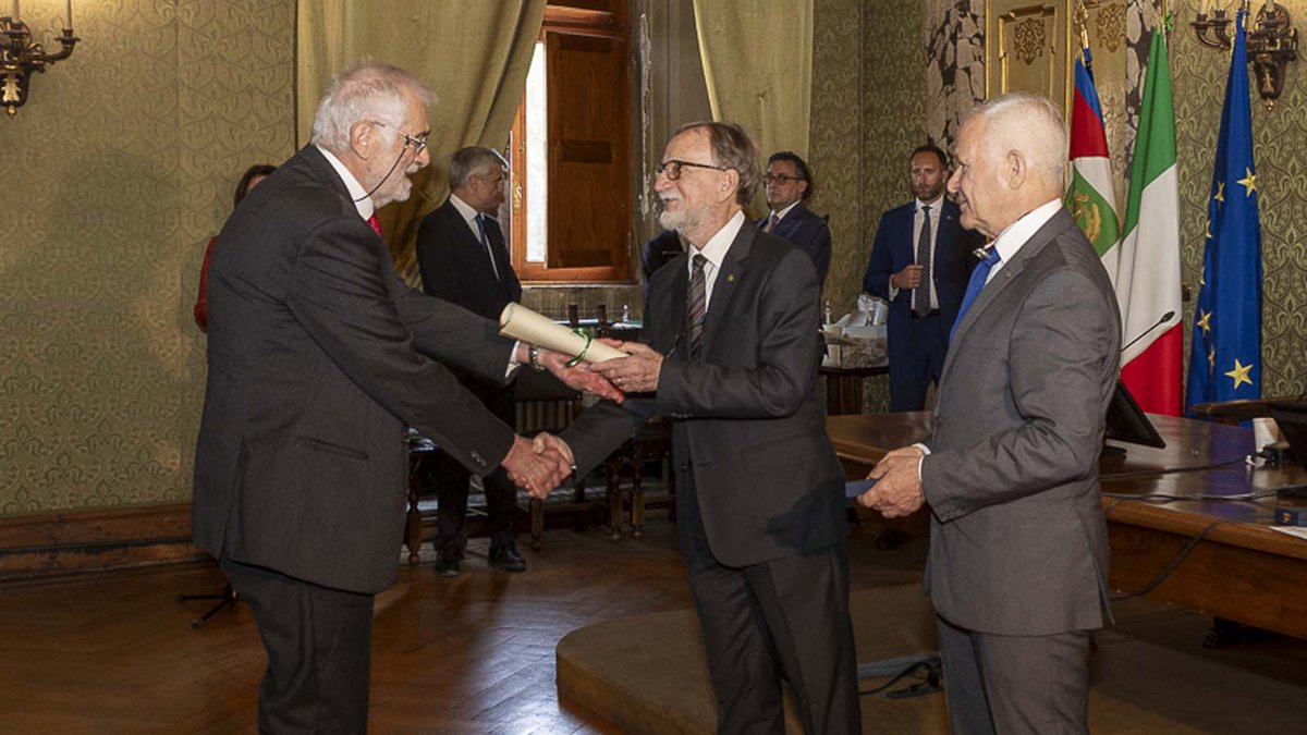 Università di Pavia (@unipv) on Twitter photo A Giovanni Vaggi #unipv il Premio "Antonio Feltrinelli" dell'Accademia dei Lincei. Professore Ordinario di Sviluppo Economico è stato tra i premiati nella categoria "Economia e società. Tutti i dettagli👉unipv.news/notizie/giovan… <a href="/dem_unipv/">economics_management_unipv</a> A Giovanni Vaggi #unipv il Premio "Antonio Feltrinelli" dell'Accademia dei Lincei. Professore Ordinario di Sviluppo Economico è stato tra i premiati nella categoria "Economia e società. Tutti i dettagli👉unipv.news/notizie/giovan… <a href="/dem_unipv/">economics_management_unipv</a>