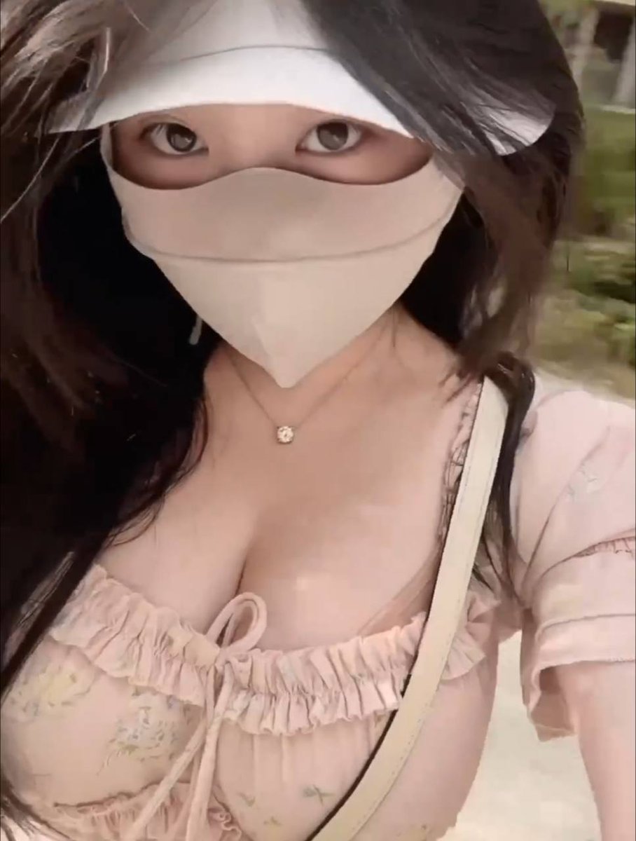 快乐的时光总是短暂的（转白班啦）

这段时间夜班值班感觉眼神都涣散了，工作压力让我瘦了一些，但是该瘦的还是没瘦下来，胸还是这么大…

这个角度是不是很像男友视角，下一步就是脱下衣服把胸压在你的脸上了，有人想试试吗… https://t.co/xYAibBrSs4