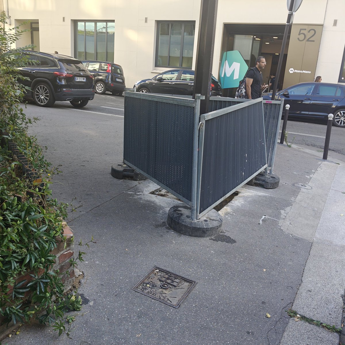 Gps15000's tweet photo. @Mairie17 @geoffroyboulard @LedranCh bonjour,
Ces barrières de chantier sont la depuis 1 an. Pouvez vous faire quelque chose ?
Merci
Angle rue Roger Bacon/ rue bayen https://t.co/WL2mo4Yeio