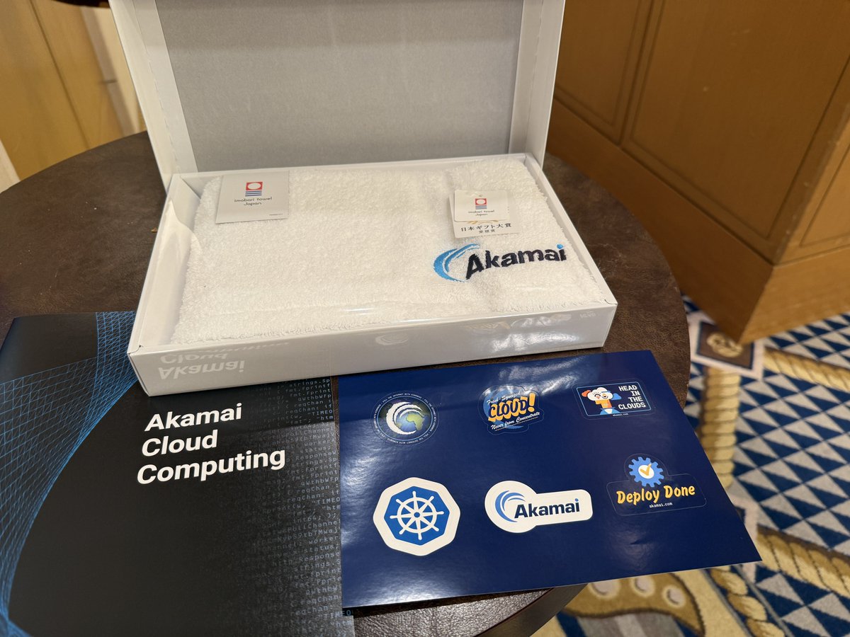 ブース <a href="/akamai_jp/">アカマイ･テクノロジーズ</a> のガチャガチャでCoolな今治タオルをいただきました！刺繍がしっかり♨️ #KubeCon