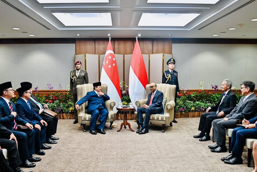 Hari ini, saya mendapat kehormatan untuk melakukan kunjungan kenegaraan ke Republik Singapura. Setibanya di Gedung Parlemen Singapura, saya disambut secara resmi oleh Presiden Tharman Shanmugaratnam, jajaran delegasi Parlemen Singapura, serta pasukan jajar kehormatan. Dalam