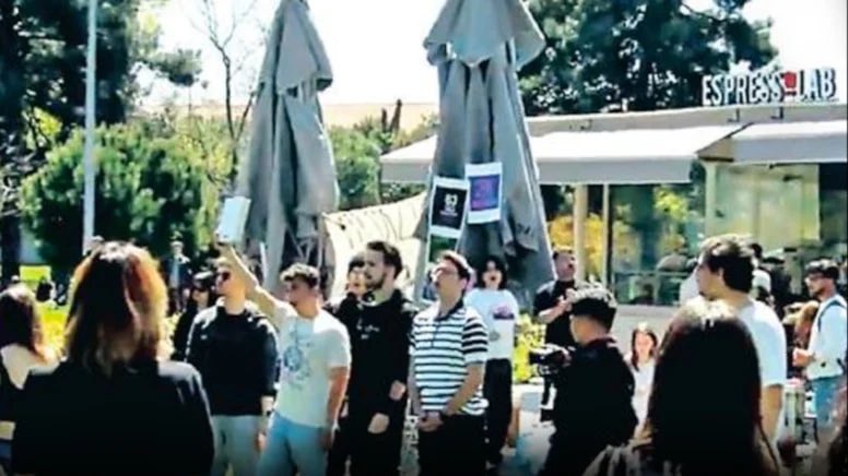 Yıldız Teknik Üniversitesi’nde Atatürk’ün Gençliğe Hitabesi’ni okuyarak, müzik eşliğinde ücretsiz yiyecek ve içecek ikramında bulunan öğrencilere soruşturma açıldı.

Soruşturma açılan Yıldız Teknik Üniversitesi Gemi Mühendisliği öğrencilerine gönderilen evrakta şöyle denildi: