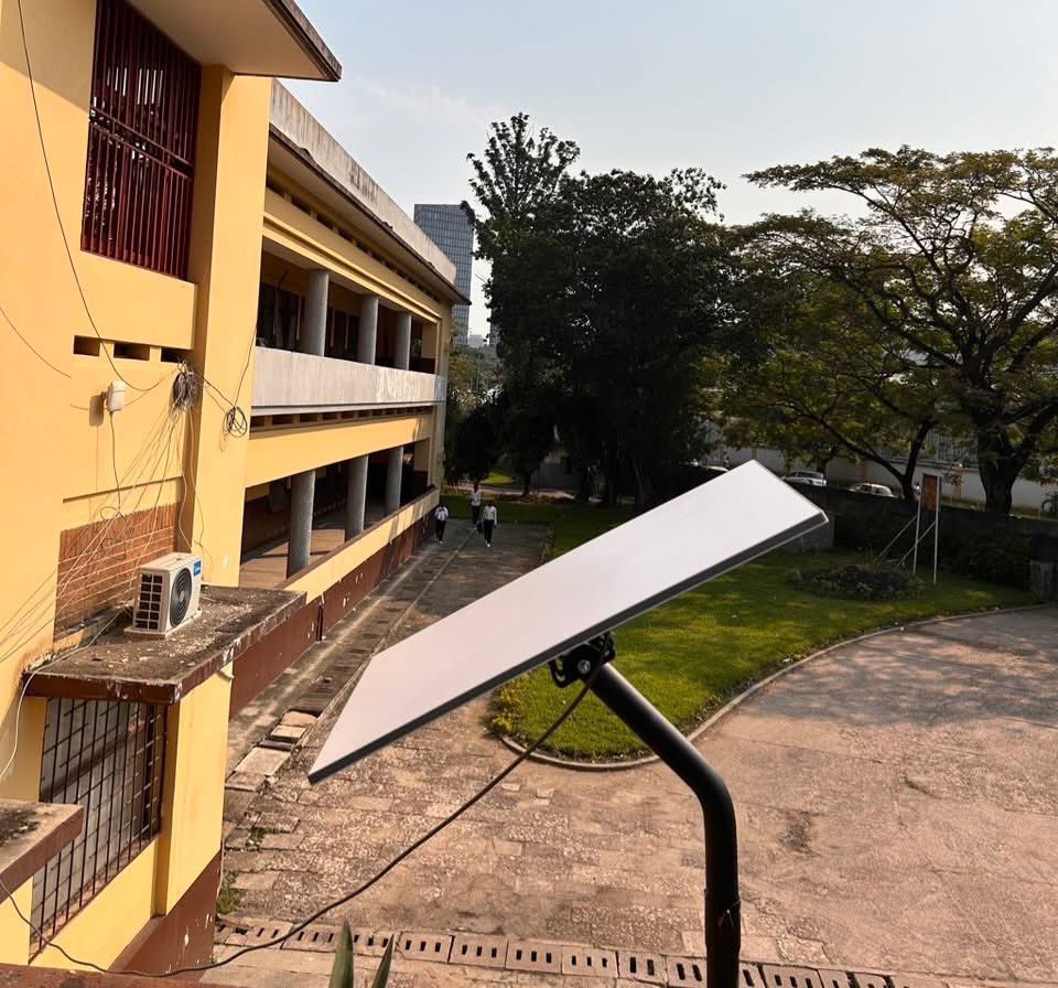 moisewdive's tweet photo. 🌍 En 6 jours, une mission citoyenne pour connecter nos écoles congolaises 🇨🇩 grâce à Starlink 🚀

📦 Don de kits + 1 an d’abonnement 🌐
📚 4 écoles connectées :
 🔹 Collège Boboto – Kinshasa
 🔹 Lycée Shaumba – Kinshasa
 🔹 Lycée Bankazi – Mbanza-Ngungu (Kongo Central) https://t.co/k1KkpNxUCq