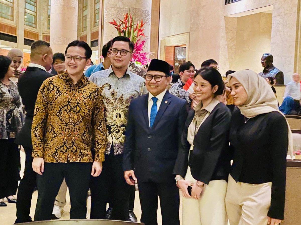 Diaspora Indonesia ujung tombak peradaban dunia. Para pelajar Indonesia yang saya temui di Singapura ini cerdas-cerdas. Membuat saya tambah yakin akan makin banyak high-skill workers Indonesia yang bersumbangsih bagi kemajuan global. Indonesia harus terus ambil peran