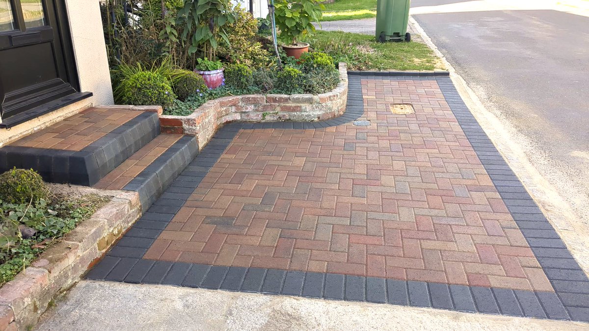 Smartseal's tweet image. Most people don’t realise just how big a difference a simple block paving sealer can make! 🧱✨

#BlockPavingSealer #MattFinish #BeforeAndAfter #PavingRestoration #SmartsealResults #CustomerTransformation #CleanAndSeal #DrivewayMakeover #HomeImprovement #CurbAppeal