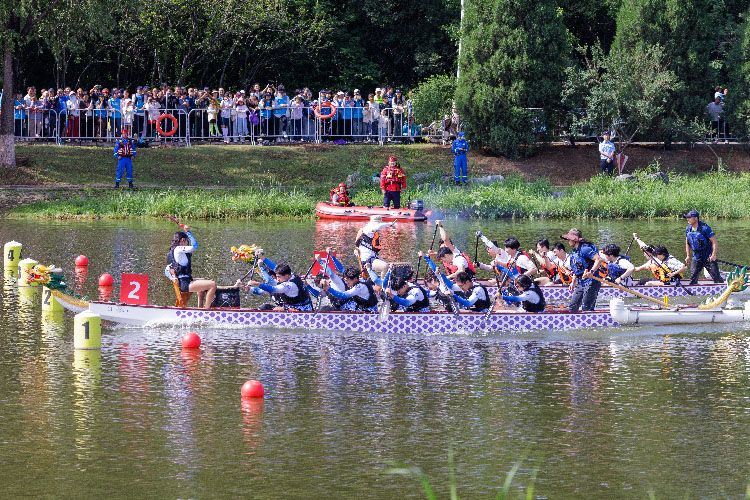 On June 15, the 2025 Beijing Liangxiang College Town Dragon Boat Invitational Tournament took place on the waterway of the Ciwei River in Fangshan District, attracting the participation of 15 teams from 15 universities, such as Peking University and Renmin University of China.