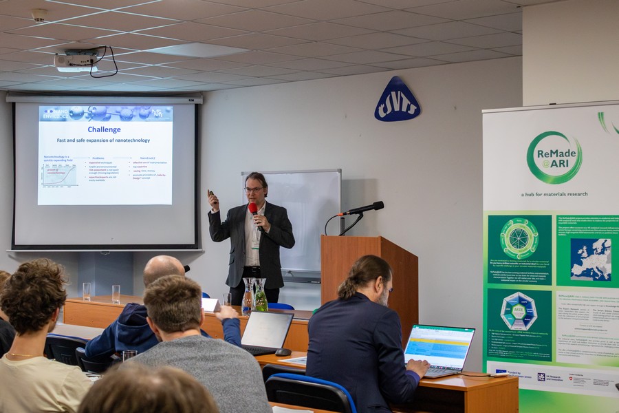 UJF_AVCR's tweet image. 💡 Udržitelnost v polovodičovém průmyslu, nové techniky mikroskopie i iontové svazky.
Workshop @RemadeatARI pořádaný @UJF_AVCR , ukázal, že evropský výzkum materiálů má sílu spojovat obory i země.
👉 bit.ly/43Ib6kq
ENG:
💡 Sustainability in the semiconductor industry,…