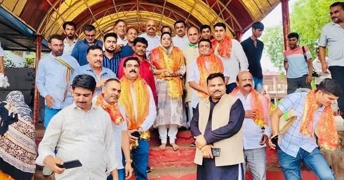 Rajendra Mandloi (@rajendr_mandloi) on Twitter photo केंद्रीय पर्यवेक्षक सुश्री दिव्या मदेरणा जी और समस्त कांग्रेस जनों ने मां हरसिद्धि मंदिर, तरावली में दर्शन किए।
<a href="/DivyaMaderna/">Divya Mahipal Maderna</a> केंद्रीय पर्यवेक्षक सुश्री दिव्या मदेरणा जी और समस्त कांग्रेस जनों ने मां हरसिद्धि मंदिर, तरावली में दर्शन किए।
<a href="/DivyaMaderna/">Divya Mahipal Maderna</a>