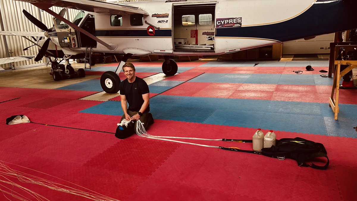 TSchwandke's tweet photo. As in any #sports it’s not just about the exercise itself, but also about the preparation and follow-up work. 
In #skydiving , for example, you have to pack your #parachute carefully after every jump. 
It reminds me of picking up the hammer after every throw. 

#skydiver https://t.co/nswta0zUwU