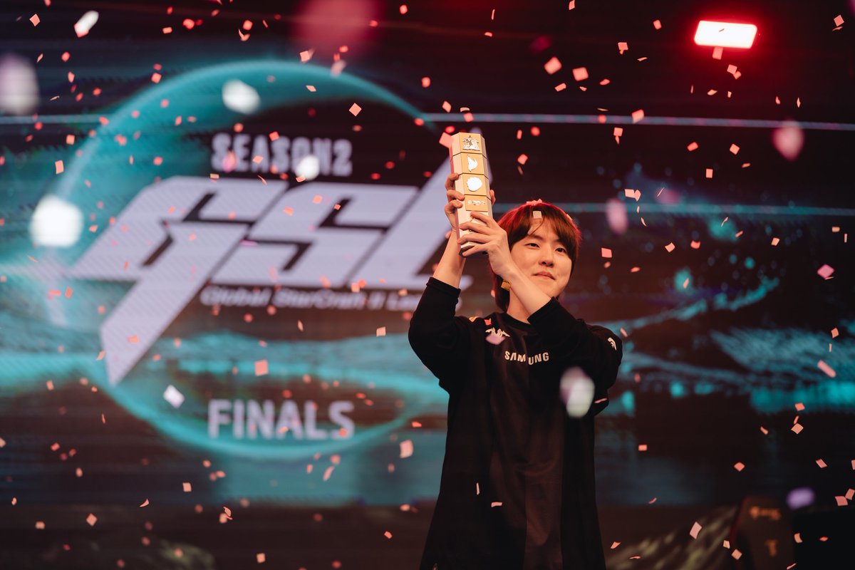 SC2_Classic's tweet image. Finally I won!!! I really wanted to win because I haven't won in a long time, so I'm so happy to win GSL. Thank you for cheering me on! My next goal is EWC Champion. See you at EWC! #GSL #Champion 드디어 우승!!! 오랜만에 우승이라 너무 좋네요ㅎㅎ응원 해주신분들 정말 감사합니다!!