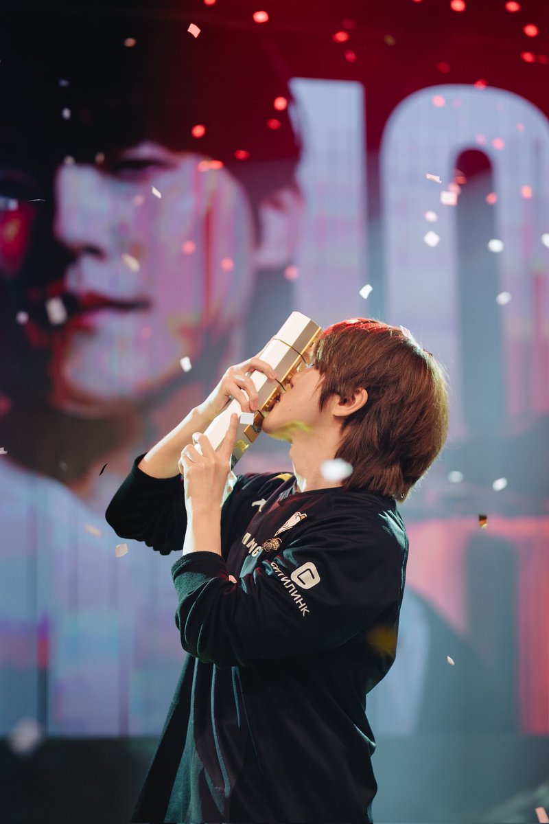 SC2_Classic's tweet image. Finally I won!!! I really wanted to win because I haven't won in a long time, so I'm so happy to win GSL. Thank you for cheering me on! My next goal is EWC Champion. See you at EWC! #GSL #Champion 드디어 우승!!! 오랜만에 우승이라 너무 좋네요ㅎㅎ응원 해주신분들 정말 감사합니다!!