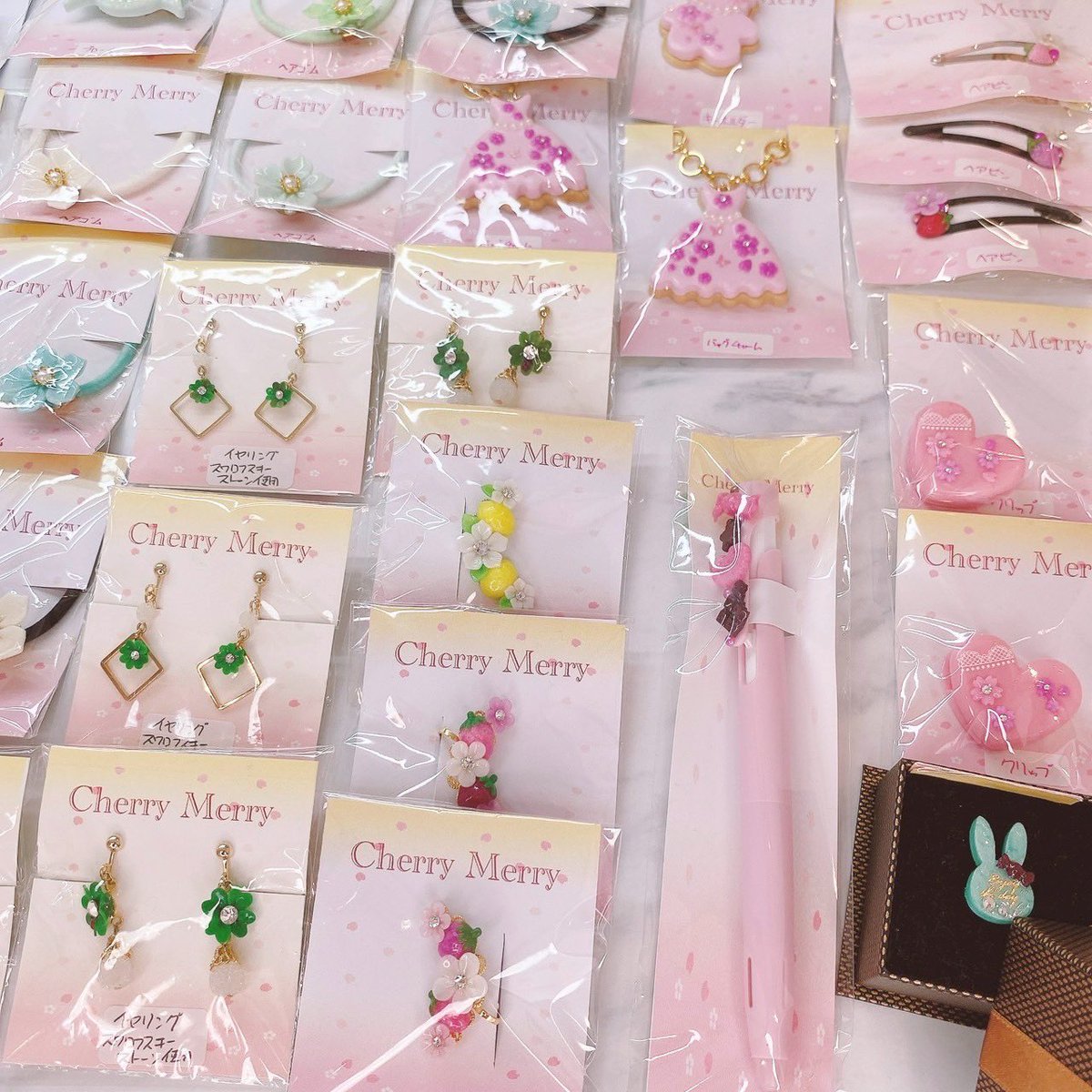 Kawaii☆Stars(カワスタ) (@kawaii__stars) on Twitter photo Kawaii☆Stars SHOP❣️
大阪にて好評いただきました
一部のアイテム絶賛販売中💖
6/16
ただ今の店舗状況です♡
Cherry Merryさま
〈<a href="/sakulacherry/">ゆきみか(Cherry Merry)</a> 〉
通販対応は18:00〜開始❣️
ご希望の作品に⭕️をつけて
18:00以降にDMまでお問い合わせください♡ Kawaii☆Stars SHOP❣️
大阪にて好評いただきました
一部のアイテム絶賛販売中💖
6/16
ただ今の店舗状況です♡
Cherry Merryさま
〈<a href="/sakulacherry/">ゆきみか(Cherry Merry)</a> 〉
通販対応は18:00〜開始❣️
ご希望の作品に⭕️をつけて
18:00以降にDMまでお問い合わせください♡