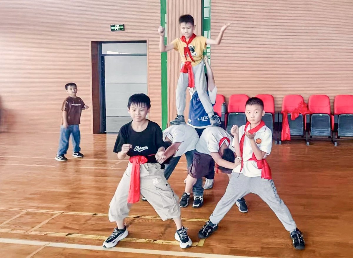 #Taicang's campuses are buzzing with vibrant lessons on preserving cultural treasures!🌟The #GenZ is stepping up, blending creativity with innovative flair to help preserve local intangible cultural heritage items, like dragon and lion crafting, Jiangnan Sizhu (a traditional