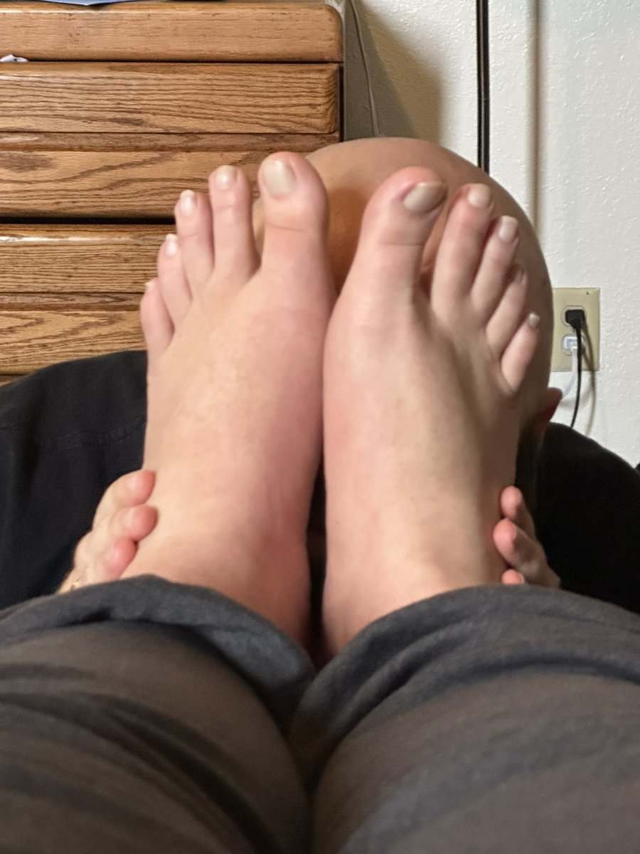 🚨New Giant Alert🚨 6’7 <a href="/ColossusFeet/">Colossus</a> is new to the scene! He’s a straight 440lb Giant and has size 17US feet 🤤 and a foot sub!

He’s already got a video with 17 pics of his huge feet and his sub! Find it here: giantfeetpromo.com/store/p/coloss…