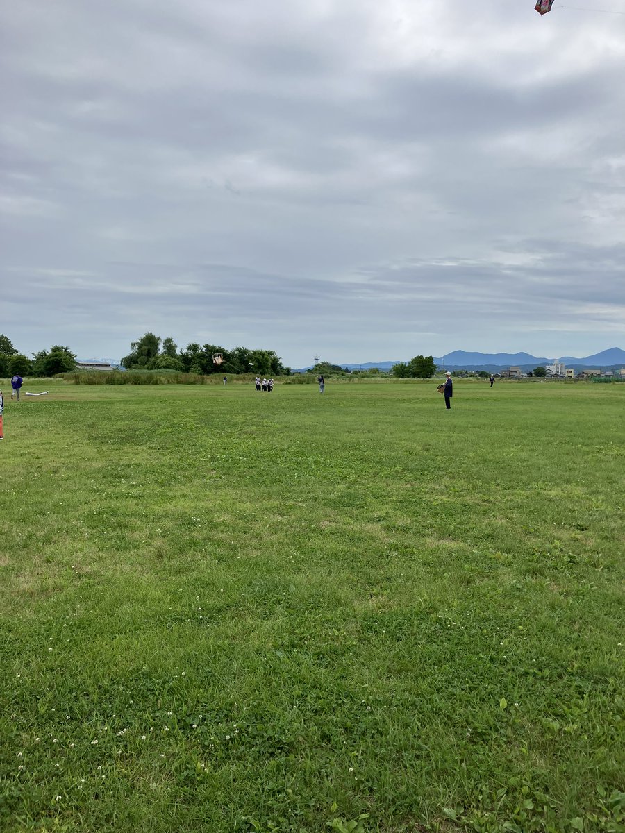 《ゲツキン記者 取材報告✍️》
▼三条市内小学校 凧揚げ体験授業

三条凧合戦について学んでいる
一ノ木戸小学校の児童が
実際の凧合戦会場で
凧揚げ体験をしました

【放送・配信】
月～金 18:00 ニュース＆トピックス #ゲツキン NCT11ch ／無料アプリ #NCTコネクト
nct9.co.jp/comch/nct_conn…