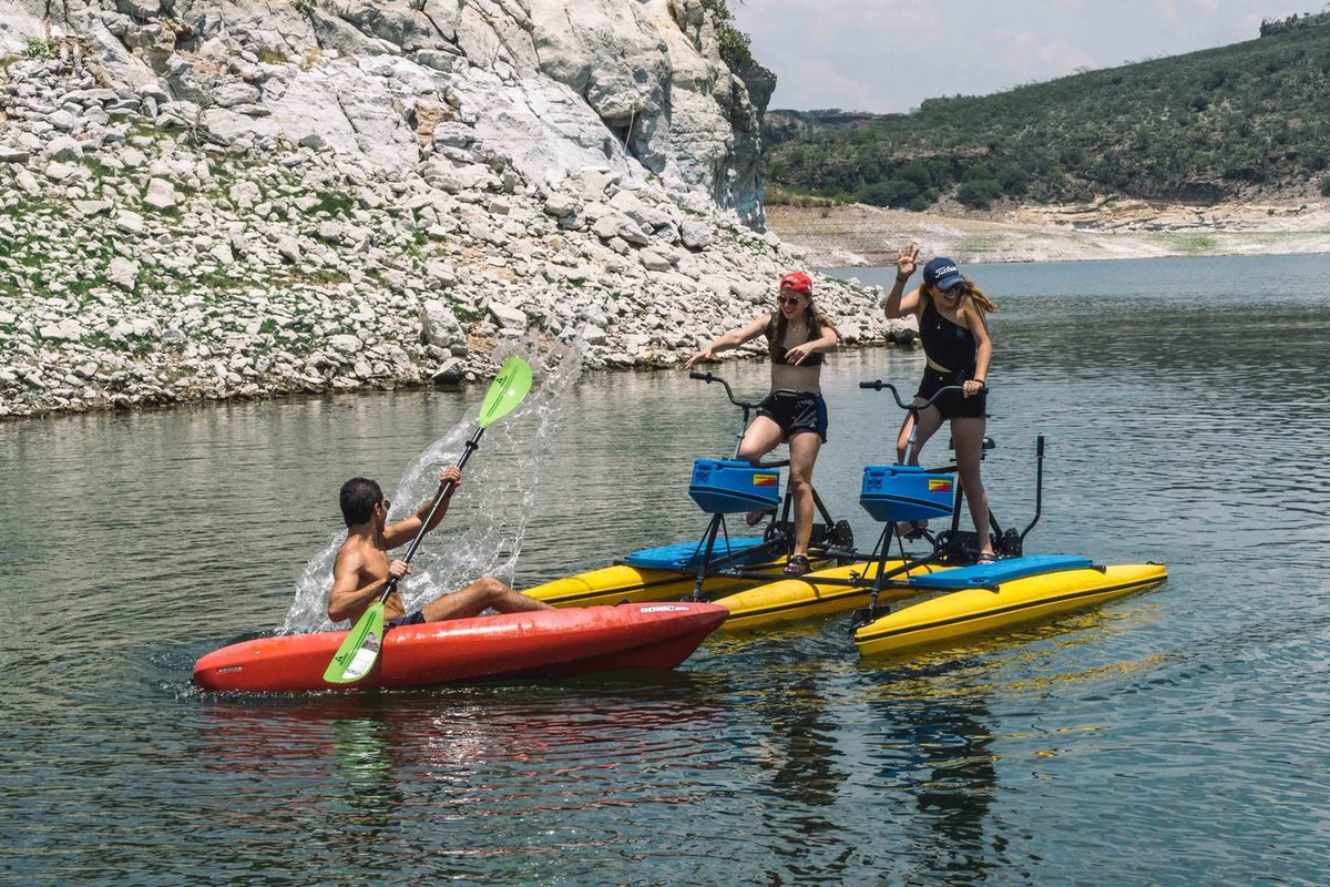 En medio de las aguas tranquilas de Cadereyta de Montes, emerge una isla que parece sacada de un sueño ☀️

Isla Tzibanza, también conocida como “la isla del campamento ecoturístico”, está ubicada en el corazón de la presa #Zimapán y la comunidad indígena de Tzibanzá han
