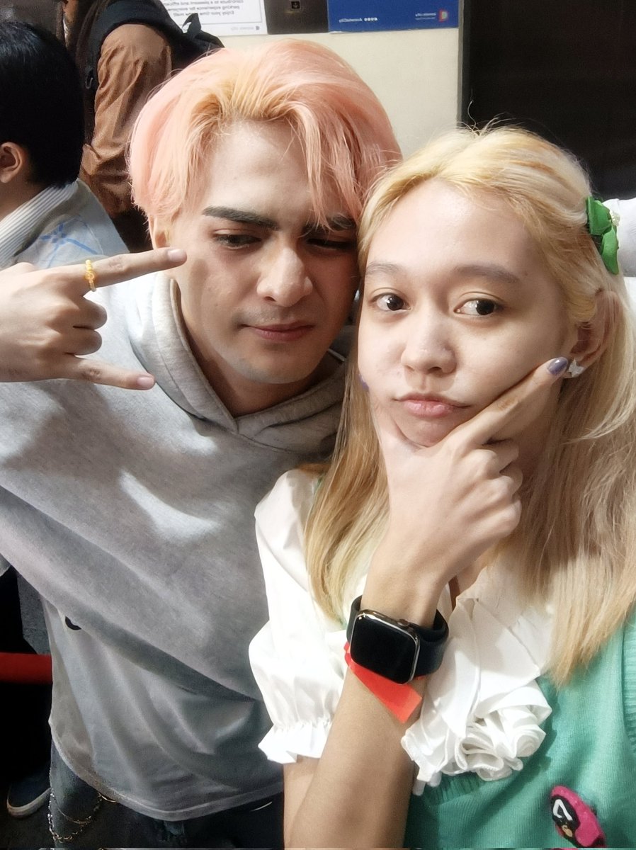 annieeeeeyo's tweet photo. ilang beses q na ba nasabi how comforting u are? Your insight and talent never fail to amaze me. Grateful to know and learn from you, revitot 💗

GENZIX MINI CONCERT 
#GenZix #GenZixMiniConcert #GenZix5Seconds https://t.co/uxbmAG6NJ2