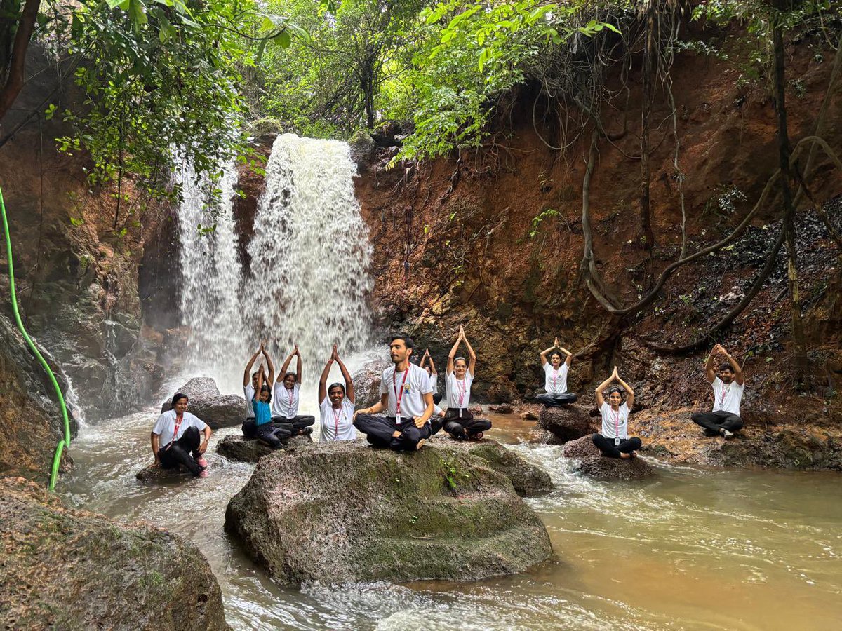 mpprataprao's tweet image. Goa’s monsoon breeze meets the rhythm of breath and balance. 

From heritage sites to healing vibes , All India Institute of Ayurveda, Goa celebrates Harit Yoga with nature as the backdrop. 🌊🧘‍♀️

#IDY2025 #YogaForOneEarthOneHealth #GoaVibes #HaritYoga