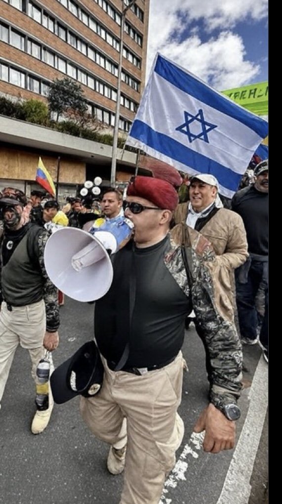suarezduranrica's tweet photo. Organizan marcha por la “paz” y agreden a los periodistas de RTVC, apoyan el genicidio contra palestina, gritan con odio y se oponen a La Paz total !! Hipocritas https://t.co/EEQHVosMDv