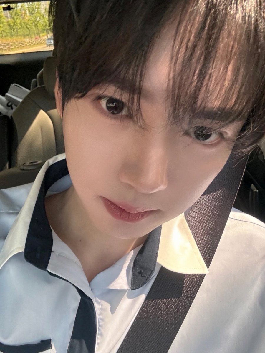 yujinyonggari's tweet photo. 학교는 진작에 다녀왔는데 하복 셀카는 상암절에 푸는 남자를 보셈... 이제껏 한번도 관련 얘기 한 적 없는데    나만보는거어때 이 한마디 하고 가셨다고... https://t.co/StV7cqiX0W